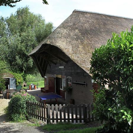 Quaint Farmhouse Near River In Oosterwijk Leerdam Exterior photo
